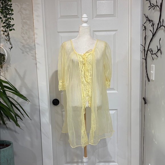 Vintage Other - 🌹Vintage Mode O’Day Yellow Lace Trimmed Sheer Robe